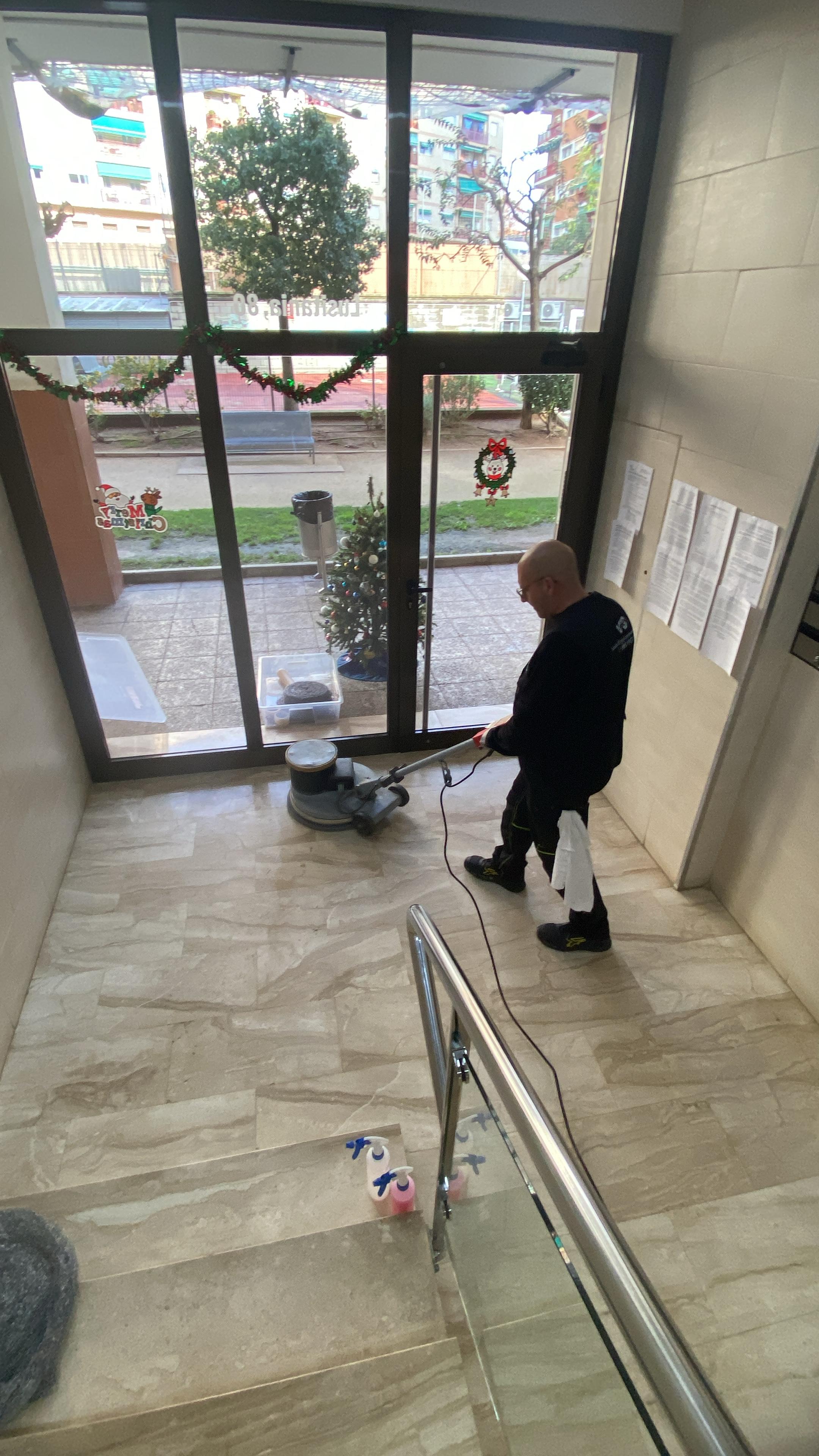 Equipo de profesionales Limpiezas Valles Solutions trabajando