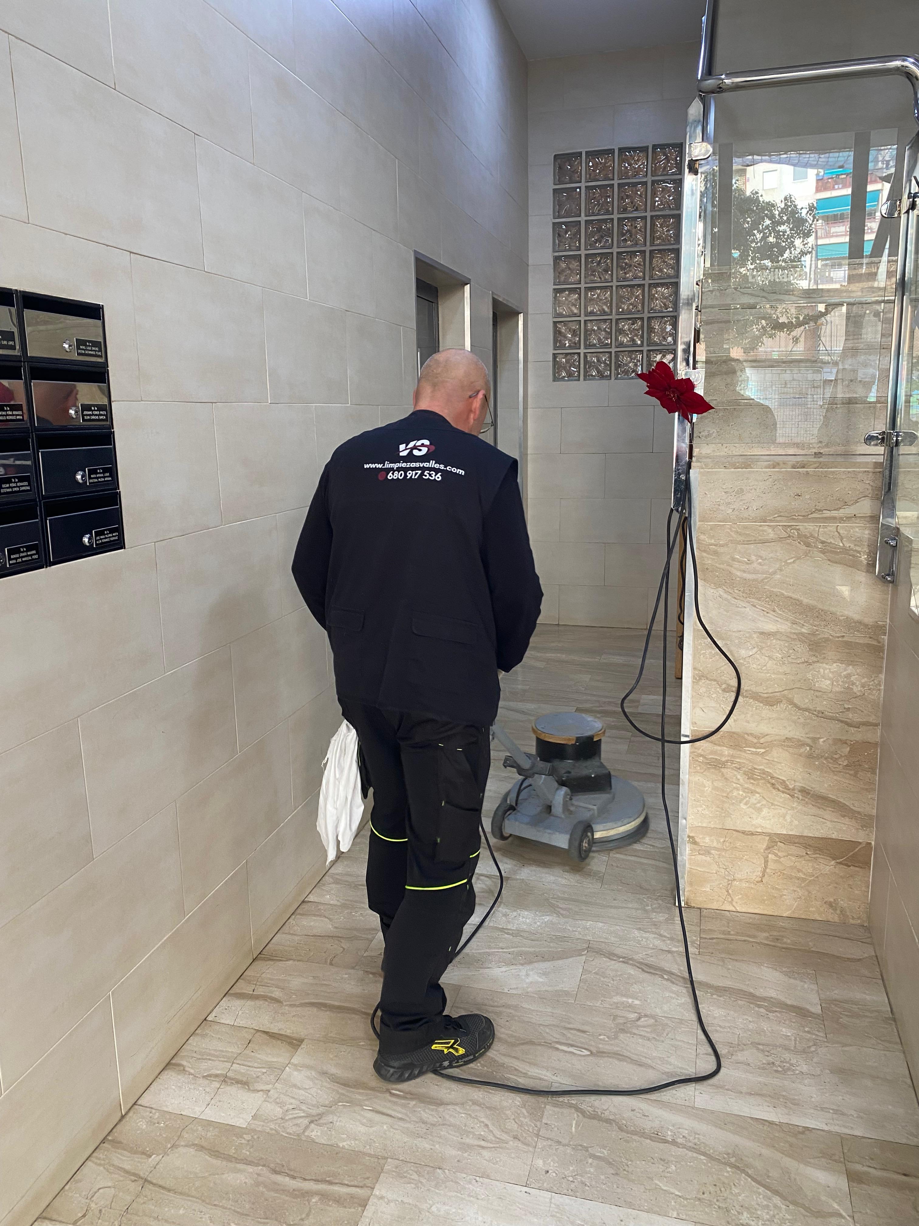 Cuidado de pavimentos - máquina pulidora profesional en portal comunidad Sabadell