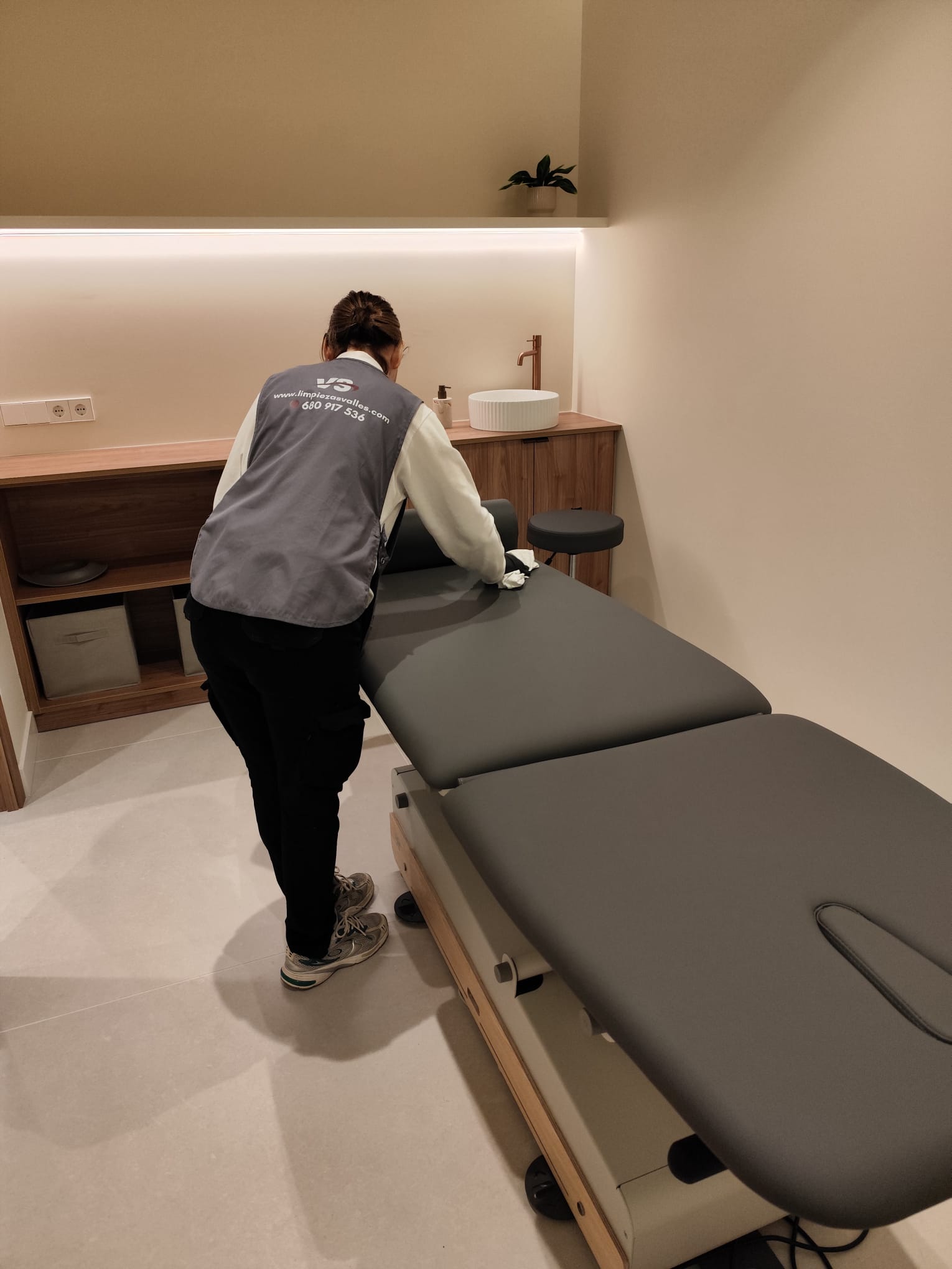 Profesional de Limpiezas Valles Solutions en uniforme corporativo VS