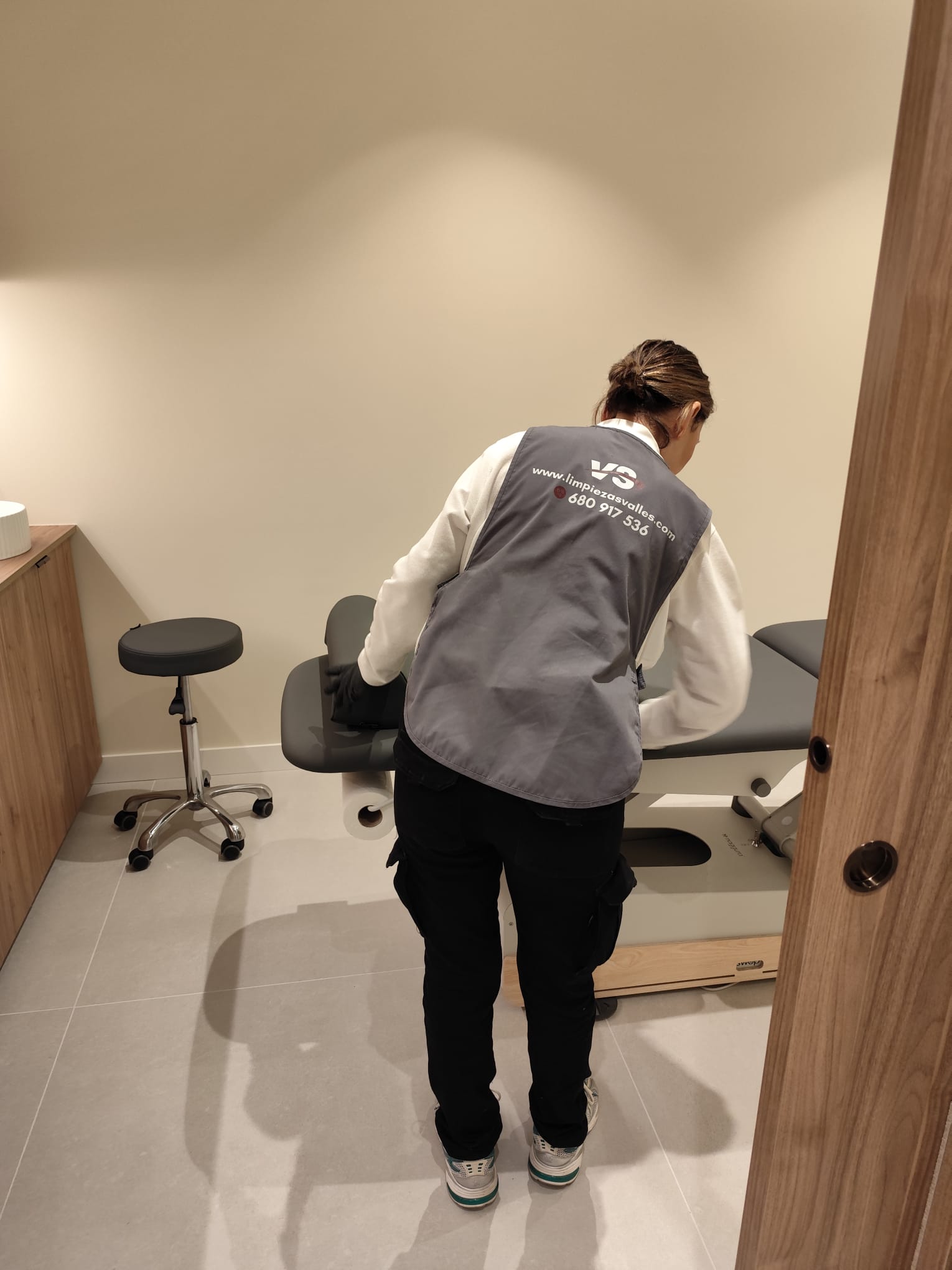 Profesional de Limpiezas Valles Solutions con uniforme VS en Sabadell