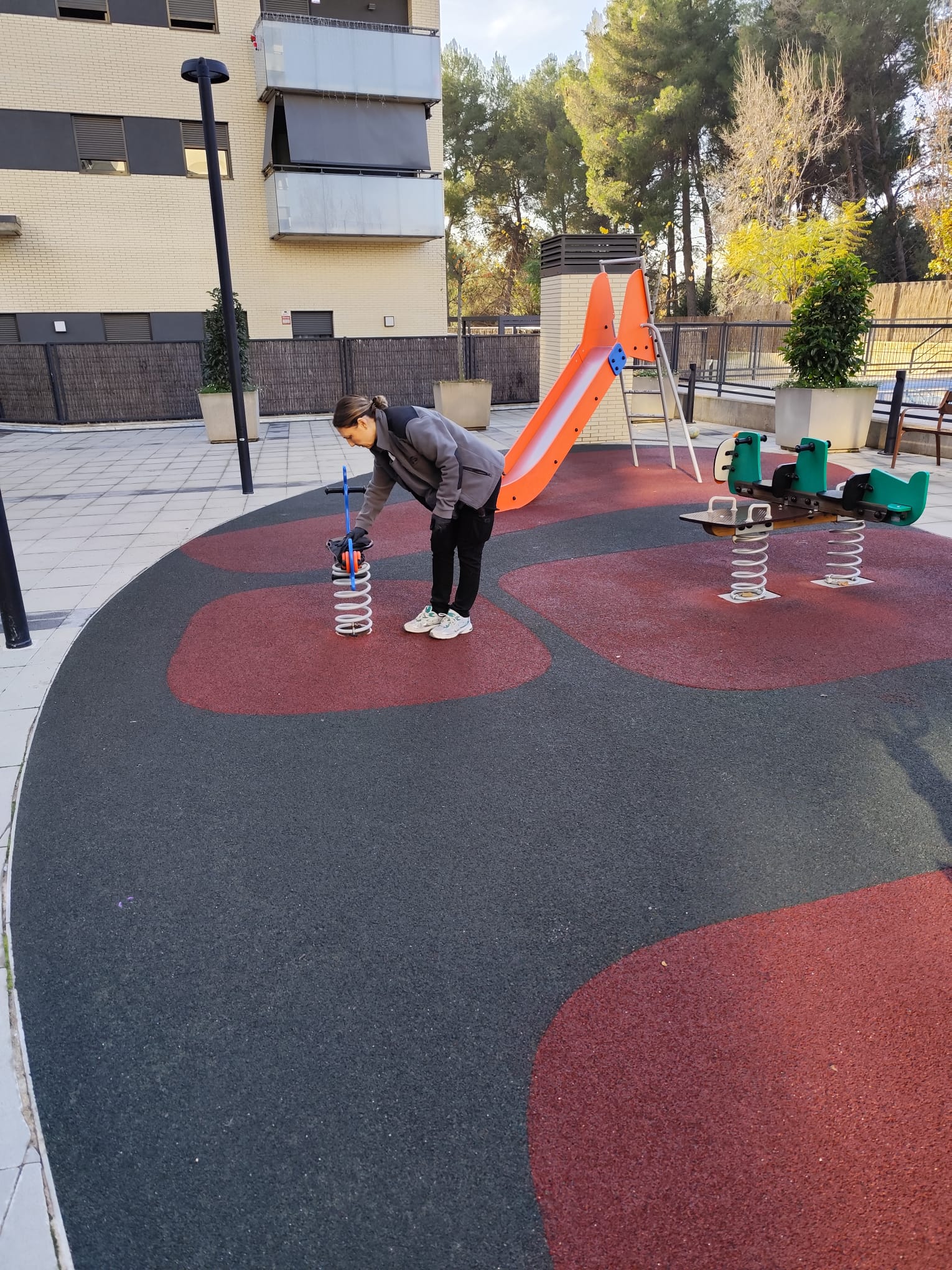 Limpieza de zonas comunes - zona infantil en comunidad de vecinos Sabadell