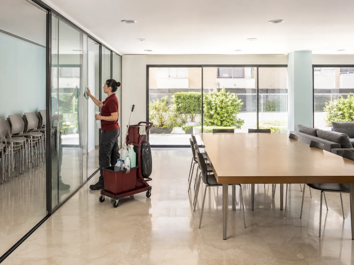 Sala comunitaria de una comunidad de vecinos de Sabadell tras el servicio de limpieza