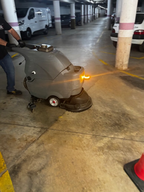 Limpieza de parking Sabadell - fregadora industrial en garaje comunitario subterráneo