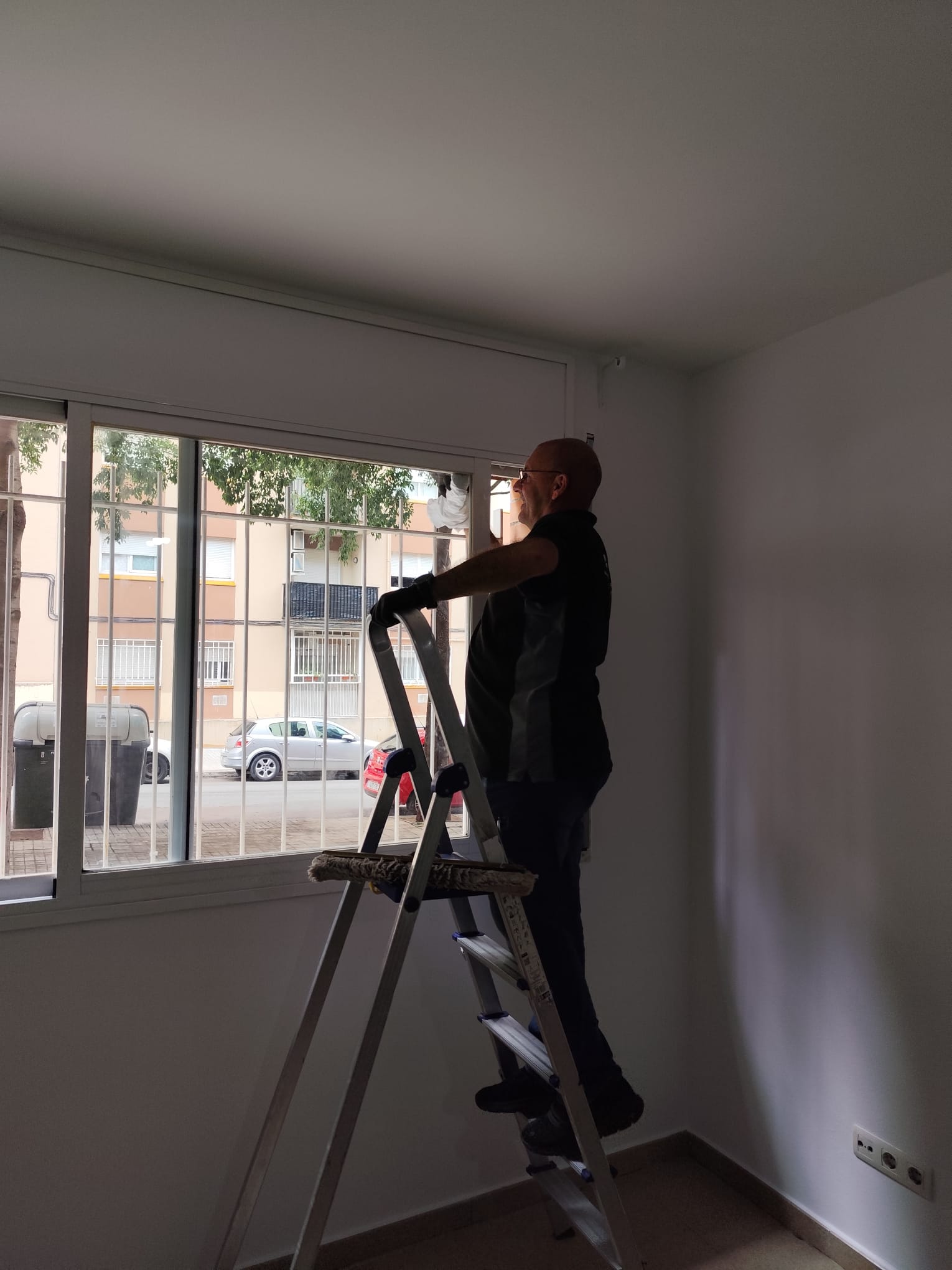 Máquina pulidora profesional en portal de comunidad en Sabadell