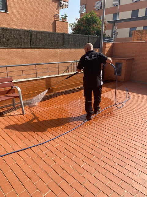 Limpieza de terrazas comunitarias Sabadell - técnico VS con hidrolimpiadora en terraza de baldosa