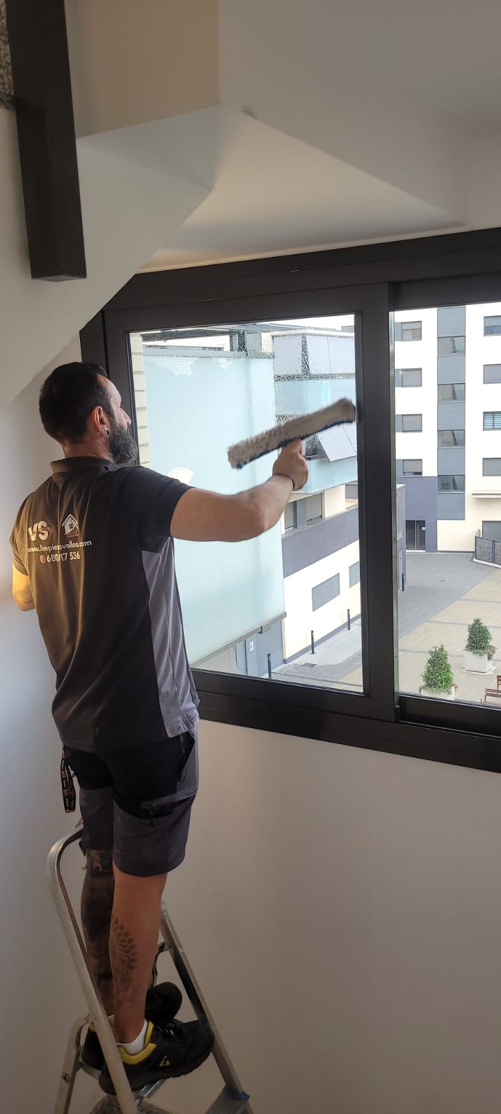 Zona común de comunidad de vecinos limpia en Sabadell